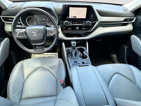 Used 2024 Toyota Highlander XLE AWD/4WD image 14