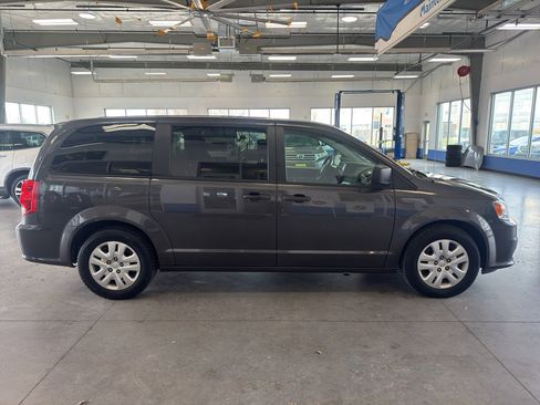 Used 2019 Dodge Grand Caravan SE w/ UConnect Hands-Free Group image 6