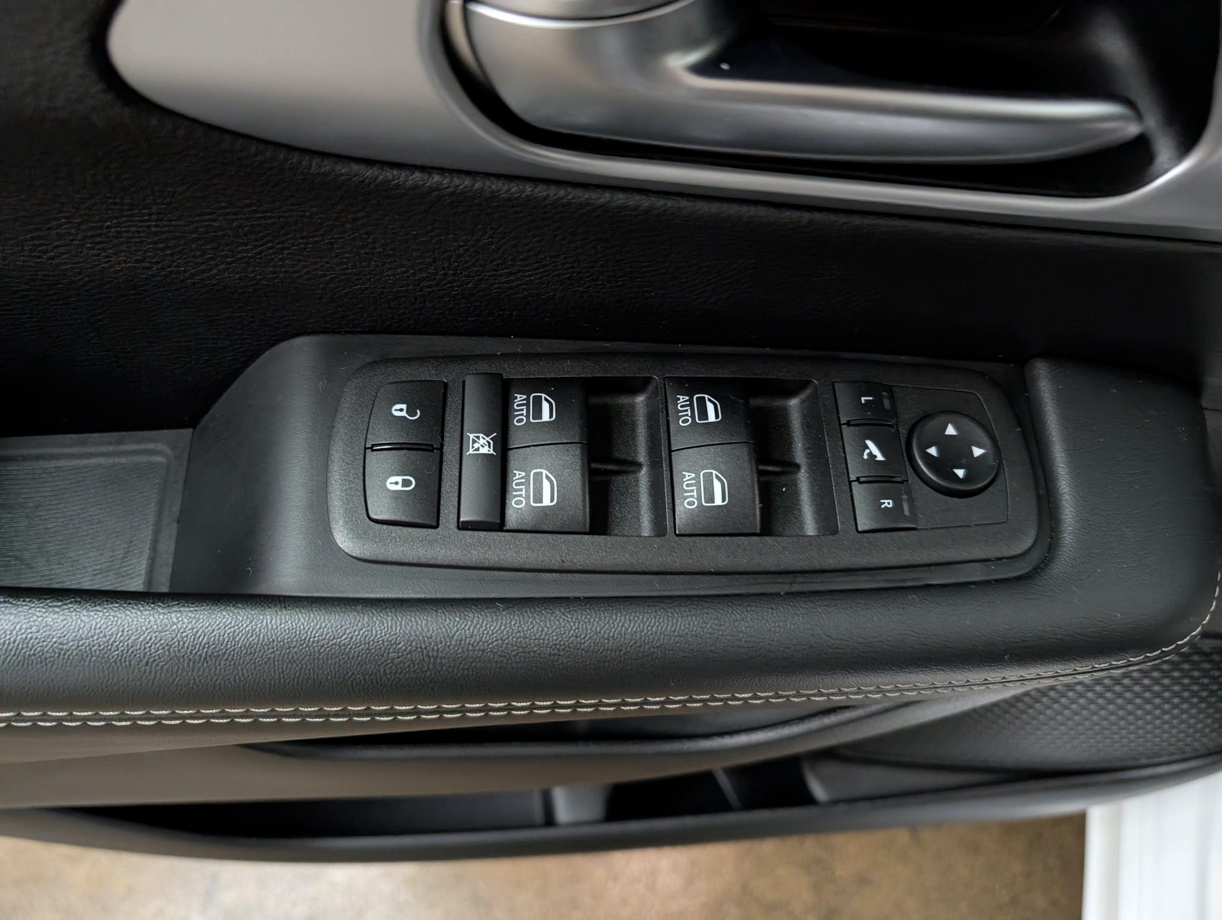 Used 2025 Chrysler Pacifica Limited FWD image 11