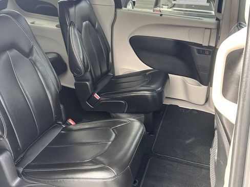 Used 2023 Chrysler Pacifica Touring-L image 21