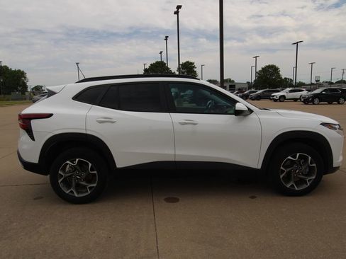 Used 2024 Chevrolet Trax LT w/ Driver Confidence Package FWD image 4