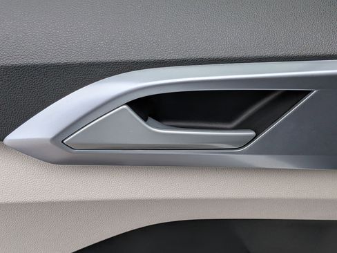 Used 2025 Volkswagen Taos SE image 27