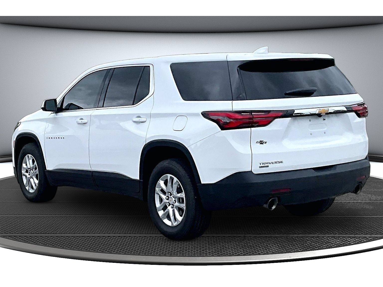 Used 2024 Chevrolet Traverse LS w/ Safety Package FWD image 18
