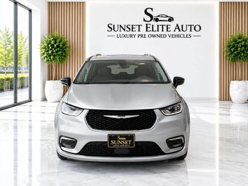Used 2024 Chrysler Pacifica Limited FWD image 2