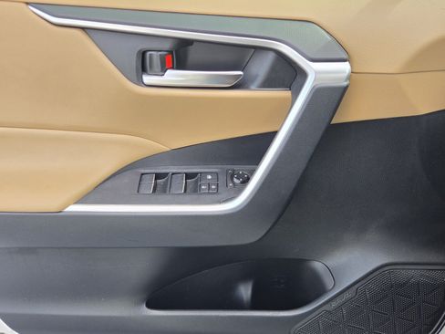 Used 2019 Toyota RAV4 XLE Premium FWD image 31
