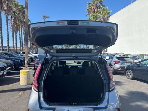 Used 2025 Kia Soul LX w/ LX Technology Package FWD image 29