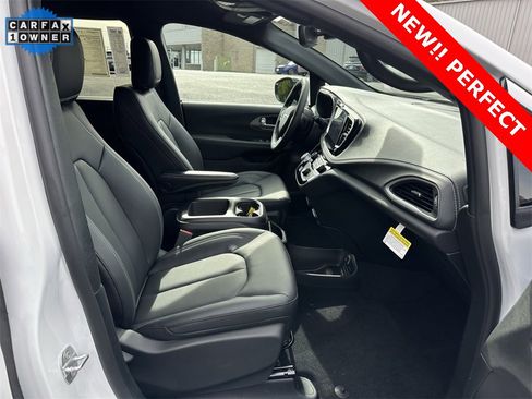 Used 2025 Chrysler Pacifica Select image 13