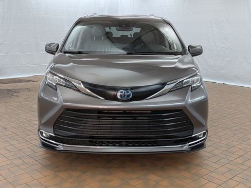 Used 2022 Toyota Sienna XLE w/ XLE Plus Package FWD image 2