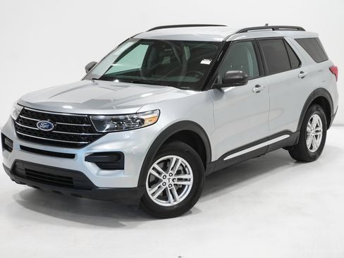 Used 2022 Ford Explorer XLT w/ Class IV Trailer Tow Package image 2