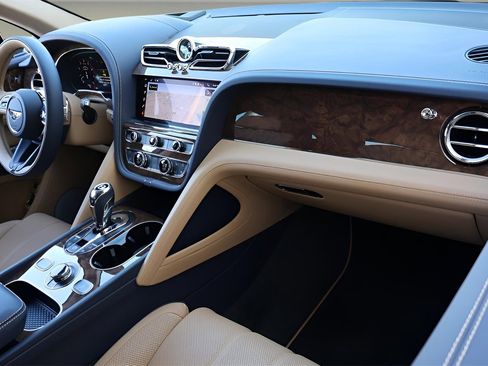 New 2025 Bentley Bentayga image 2