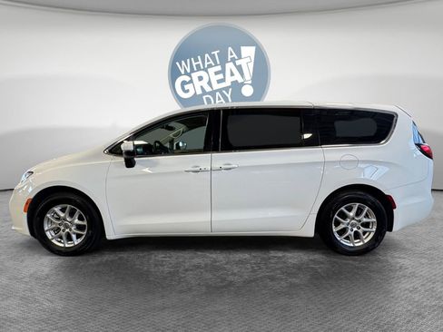 Used 2023 Chrysler Pacifica Touring-L FWD image 7