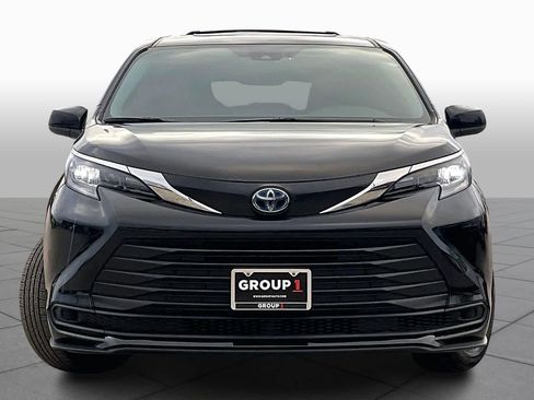 Used 2025 Toyota Sienna LE w/ LE Plus Package FWD image 4