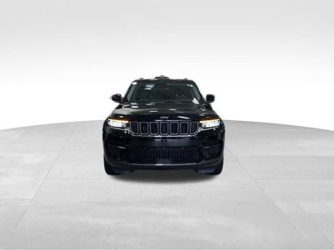 Used 2023 Jeep Grand Cherokee Laredo w/ Luxury Tech Group I AWD/4WD image 4