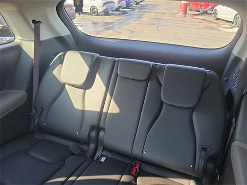 Certified 2025 Kia Carnival image 24