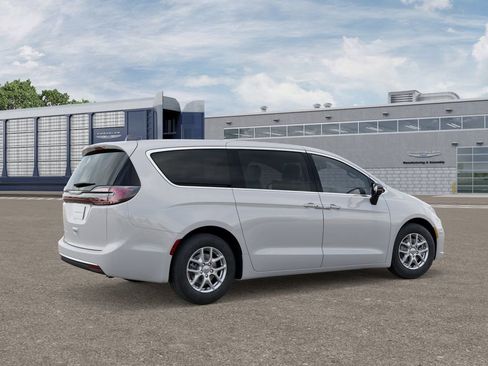 Used 2026 Chrysler Pacifica Select FWD image 4