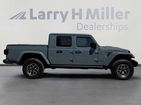 Used 2025 Jeep Gladiator Rubicon w/ Steel Bumper Group AWD/4WD image 6