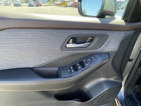 Used 2023 Nissan Rogue SV AWD/4WD image 14