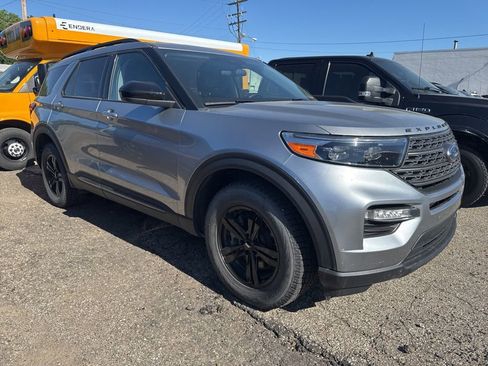 Used 2023 Ford Explorer XLT w/ XLT Sport Appearance Package AWD/4WD image 2