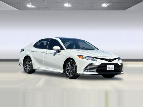 Used 2023 Toyota Camry XLE w/ Navigation Package FWD image 7