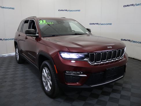 Used 2023 Jeep Grand Cherokee Limited image 3