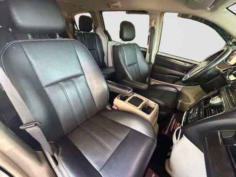 Used 2015 Chrysler Town & Country Touring-L w/ Driver Convenience Group FWD image 23