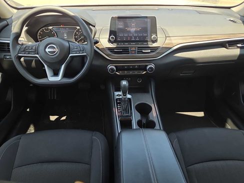 Used 2025 Nissan Altima 2.5 SV FWD image 14