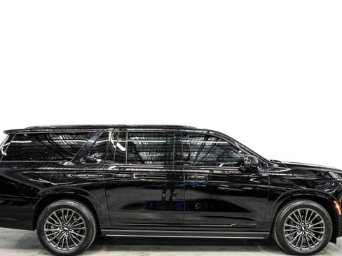 Used 2025 Cadillac Escalade ESV Sport Platinum image 2