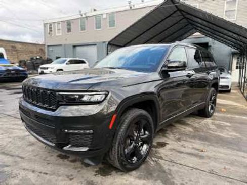 Used 2023 Jeep Grand Cherokee L Limited w/ Luxury Tech Group II AWD/4WD image 2