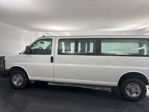 Used 2016 Chevrolet Express 2500 Extended image 3