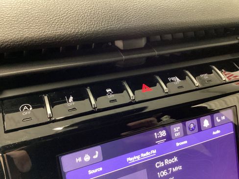 Used 2024 Jeep Grand Cherokee Altitude image 27