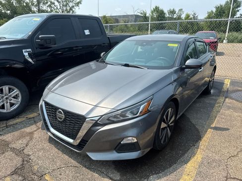 Used 2022 Nissan Altima 2.5 SV FWD image 2