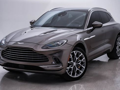 Used 2023 Aston Martin DBX image 3