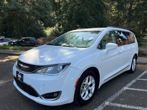 Used 2017 Chrysler Pacifica Touring-L Plus w/ Advanced Safetytec Group image 3