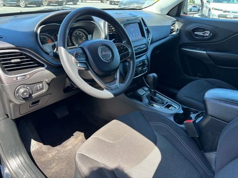 Used 2019 Jeep Cherokee Latitude w/ Popular Appearance Group image 9