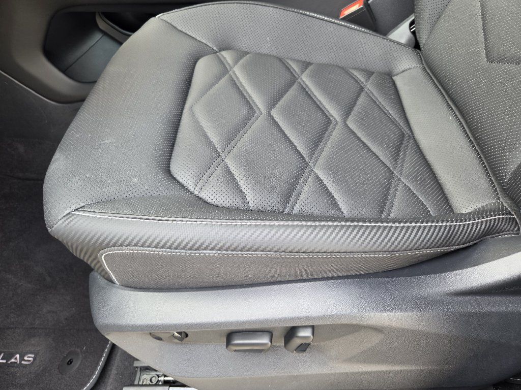 Used 2024 Volkswagen Atlas Cross Sport SE FWD image 21