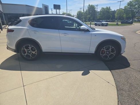 Used 2022 Alfa Romeo Stelvio Ti AWD/4WD image 2