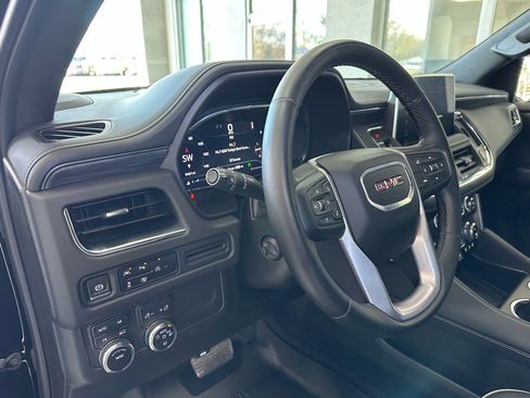 Used 2024 GMC Yukon XL SLT w/ SLT Luxury Package image 17