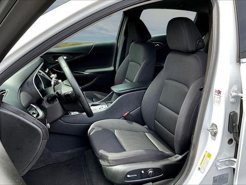 Used 2025 Chevrolet Malibu RS FWD image 13