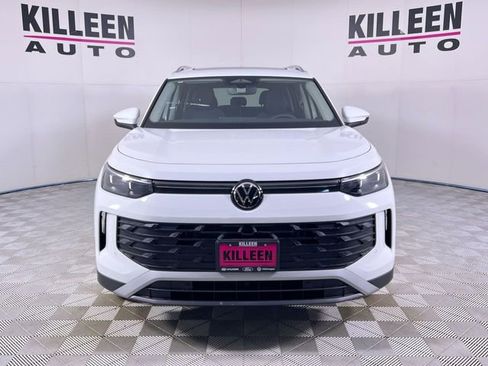 Used 2025 Volkswagen Tiguan SE image 2