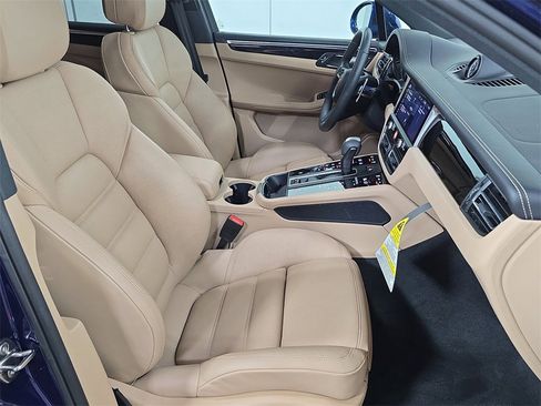 Used 2025 Porsche Macan image 27