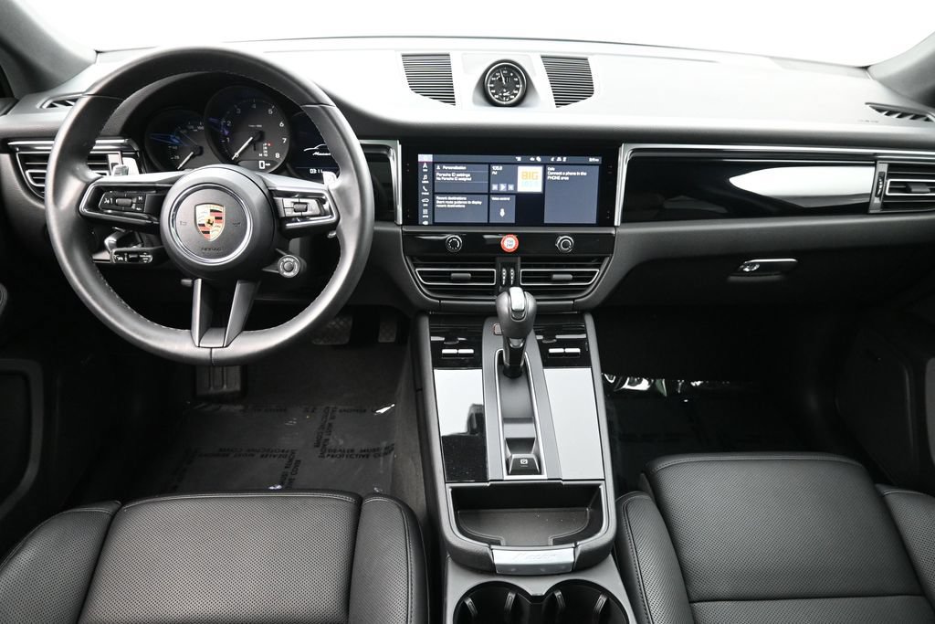 Certified 2026 Porsche Macan AWD/4WD image 6
