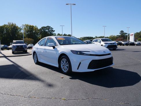 Used 2025 Toyota Camry LE image 9