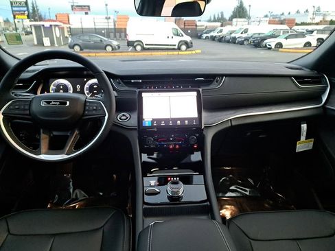 New 2025 Jeep Grand Cherokee Limited w/ Trailer Tow Package image 21