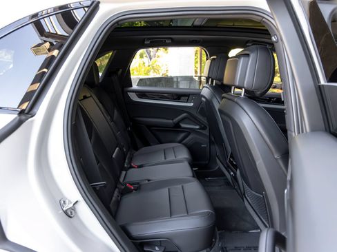 Certified 2025 Porsche Cayenne AWD/4WD image 51