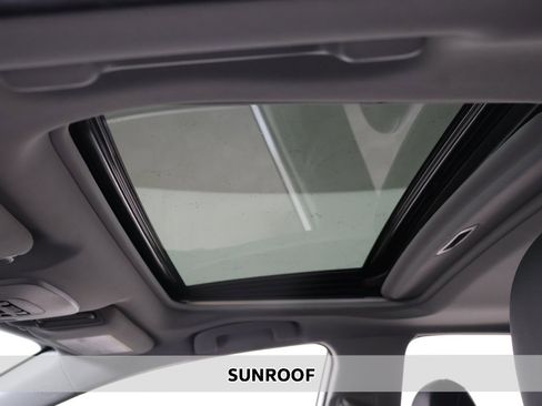 Used 2024 Toyota Camry SE image 3