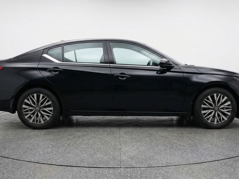 Used 2025 Nissan Altima 2.5 SV image 11