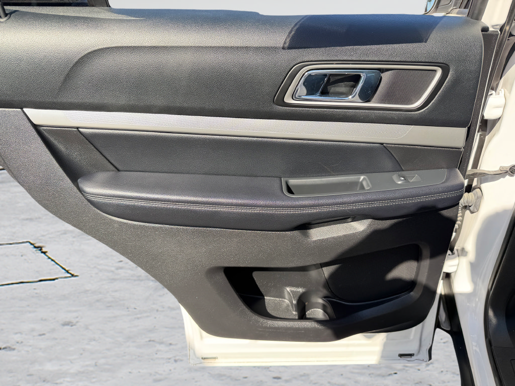 Used 2017 Ford Explorer XLT w/ Equipment Group 202A FWD image 40