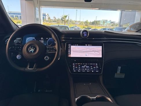 New 2025 Maserati Grecale Modena image 12
