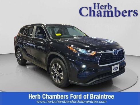 Used 2024 Toyota Highlander XLE AWD/4WD image 1