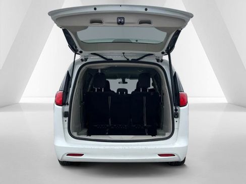 Used 2022 Chrysler Voyager LX image 28